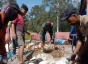 mencampur material cor Pengecoran Jalan Dikebut, Satgas TMMD Kodim 1012/Buntok dan Warga Tunjukkan Semangat Gotong Royong