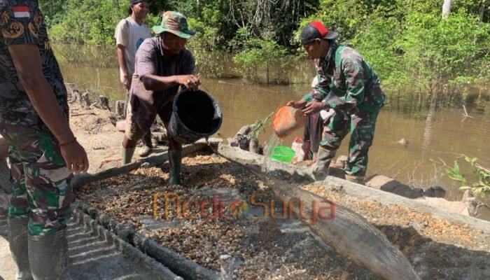 Satgas TMMD Kodim 1012/Buntok Pastikan Campuran Cor Jalan Sesuai Takaran