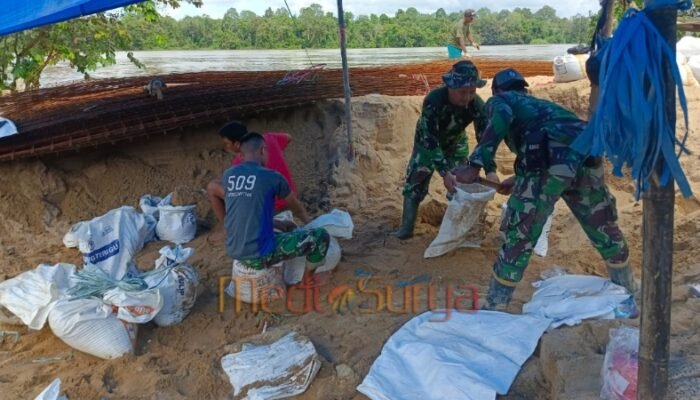 Satgas TMMD Kodim 1012/Buntok Distribusikan Sirtu Gunakan Karung dan Klotok