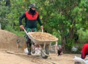 Gerobak Arco Jadi Andalan Satgas TMMD Ke-124 Angkut Material di Medan Berat