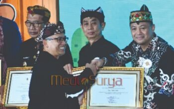 menerima Penghargaan Revitalisasi Bahasa Daerah