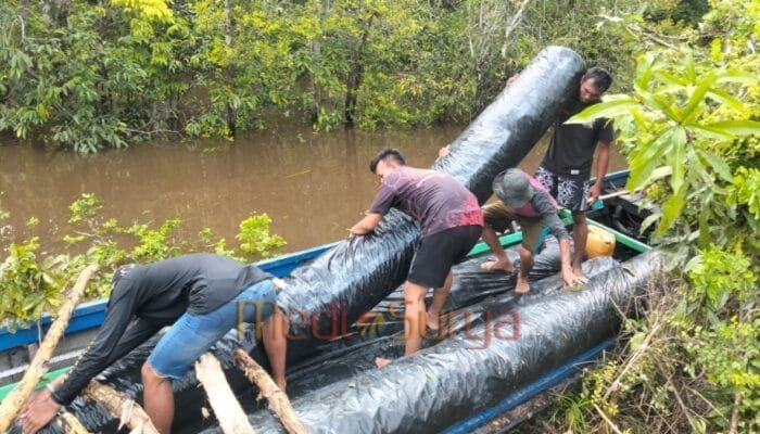 Personel TMMD Kodim 1012/Buntok Angkut Geotex Gunakan Perahu Klotok