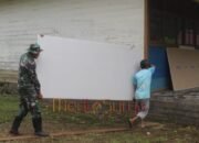 Satgas TMMD dan Warga Angkut Material Bangun SMPN 4 Karau Kuala