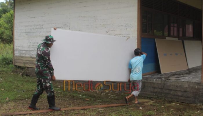 Satgas TMMD dan Warga Angkut Material Bangun SMPN 4 Karau Kuala