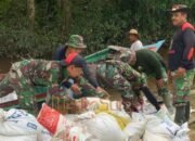 mengangkut semen secara manual Satgas TMMD Kodim 1012/Buntok Terus Droping Semen ke Lokasi Pembangunan Jalan