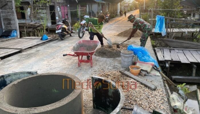 Satgas TMMD Kodim 1012/Buntok Maksimalkan Pengangkutan Material dengan Gerobak Arco di Desa Talio