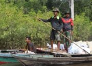 menggunakan perahu klotok Satgas TMMD Kodim 1012/Buntok Gunakan Perahu Klotok Angkut Material ke Lokasi Jalan Penghubung