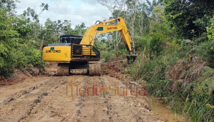 Satgas TMMD Kodim 1012/Buntok Maksimalkan Excavator Bangun Jalan Meski Berlumpur