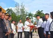 Wabup Barsel Serahkan SK Pengangkatan 437 CPNS dan 1098 PPPK 2025