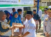 menyerahkan bantuan Buka Gerakan Pangan Murah, Wabup Barsel: Bahan Pokok Terjangkau untuk Masyarakat