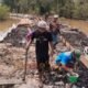 Warga Desa Talio bersama Satgas TMMD Kodim 1012/Buntok melakukan pemasangan bekisting secara manual di jalur jalan desa yang akan dicor (foto: MediaSurya.com/akhmad madani)