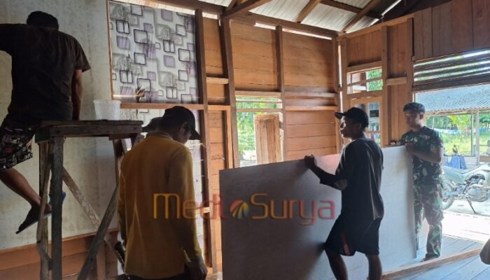 Satgas TMMD Kodim 1012/Buntok Pasang Dinding RTLH Bersama Warga Wungkur Baru