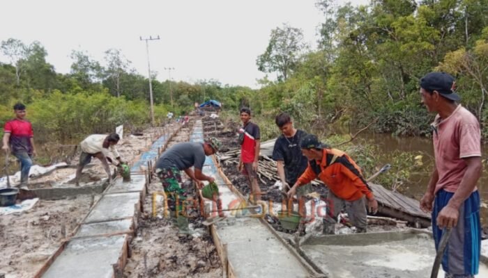 Satgas TMMD Kodim 1012/Buntok Kebut Pengecoran Jalan Desa Talio Jelang Penutupan