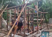 Semangat Satgas TMMD Reguler ke-124 Membara Saat Pasang Rangka RTLH di Wungkur Baru