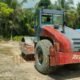 proses penghalusan jalan di Desa Wungkur Baru