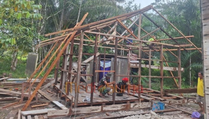 Rehab RTLH TMMD Reguler ke-124 Masuki Tahap Pemasangan Rangka dan Kuda-kuda Atap