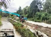 Alat berat dikerahkan Satgas TMMD Kodim 1012/Buntok Kerahkan Alat Berat Percepat Pengerjaan Jalan Penghubung Desa