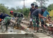 bersama warga bergotong royong Satgas TMMD Kodim 1012/Buntok Gencarkan Pengecoran Jalan di Desa Talio