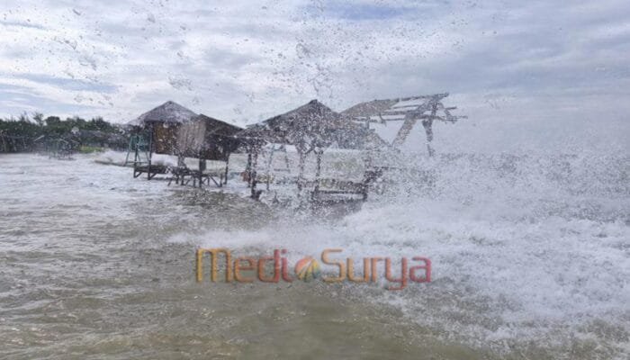 Banjir Rob Terjang 4 Kecamatan di Pamekasan, Polisi Imbau Warga Jauhi Pantai