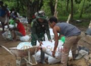 karung berisi sirtu Karung Beras Bekas Jadi Solusi Kreatif Angkut Sirtu, Warga dan Satgas TMMD Gotong Royong Bangun Jalan
