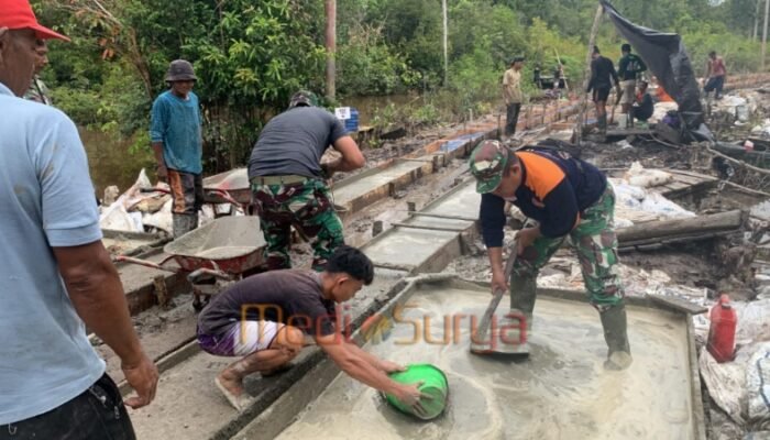 Satgas TMMD dan Warga Kompak Lanjutkan Pengecoran Jalan di Desa Talio