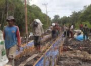 memikul material bangunan secara manual Gotong Royong Satgas TMMD dan Warga Percepat Pembangunan Jalan di Jalur Sulit Pedesaan