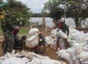 mengangkut material menggunakan motor Pengangkutan Material Sirtu Pakai Sepeda Motor, Warga dan Satgas TMMD Percepat Pembangunan Jalan
