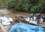 pengangkutan menggunakan perahu Pengangkutan Material Lewat Sungai Dimaksimalkan oleh Satgas TMMD dan Warga Desa Talio