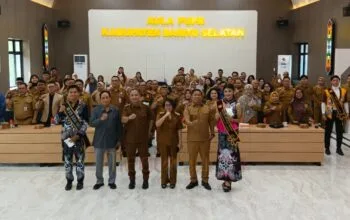 Bupati Barsel Eddy Raya Samsuri bersama jajaran Pemkab Barsel, narasumber, dan peserta pelatihan public speaking berfoto bersama usai pembukaan