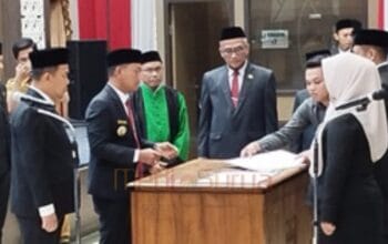 Wali Kota Banjarmasin, H. M. Yamin HR, melantik 65 pejabat baru dalam prosesi resmi di Aula Kayuh Baimbai.