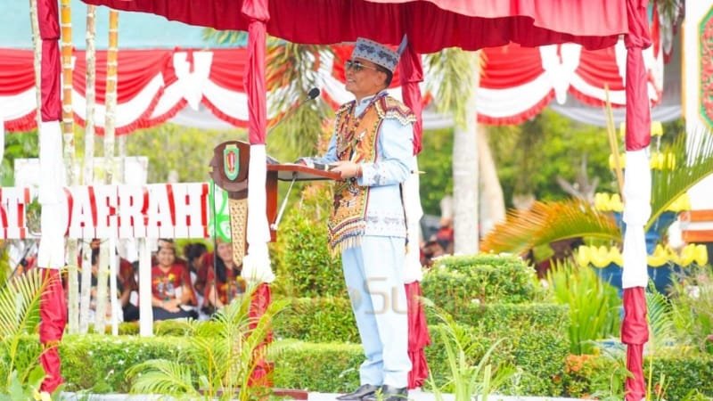 Gubernur Kalimantan Tengah Agustiar Sabran saat memimpin upacara Hari Jadi ke-23 Kabupaten Katingan di Halaman Kantor Bupati Katingan, Senin (21/7/2025).