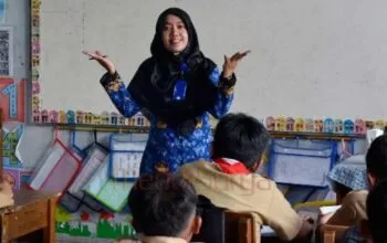 Guru menyampaikan materi pelajaran kepada siswa