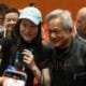 Jensen Huang, CEO dan pendiri Nvidia berfoto dengan penggemar di China. (Andrea Verdelli/Bloomberg)