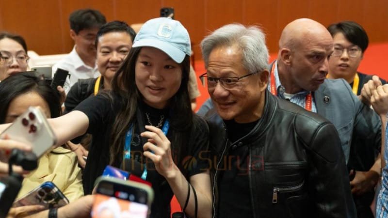 Jensen Huang, CEO dan pendiri Nvidia berfoto dengan penggemar di China. (Andrea Verdelli/Bloomberg)