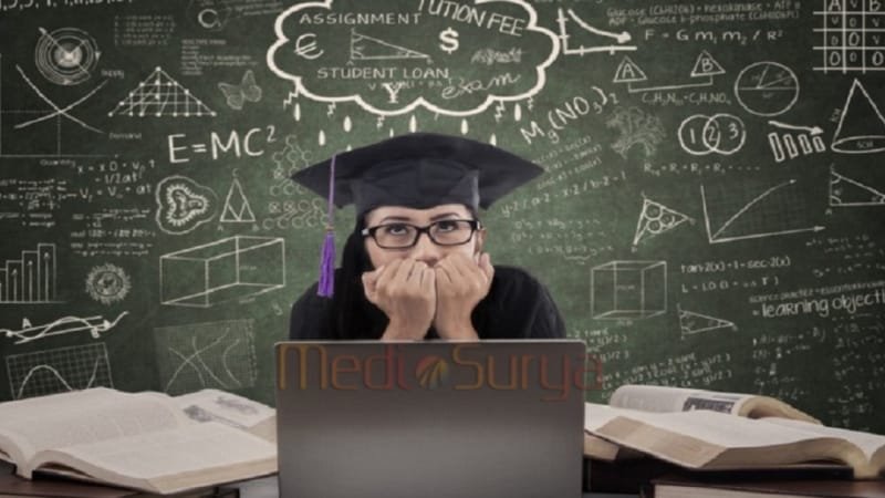 Ilustrasi mahasiswa memilih jurusan kuliah bergaji tinggi yang masih sepi peminat, lengkap dengan ikon profesi dan grafik gaji besar.
