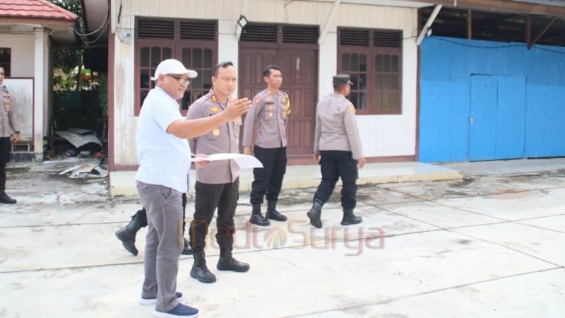 Kapolres Barsel AKBP Jecson Ricsko Hutapea bersama tim teknis dan pejabat Polres meninjau bangunan calon SPPG di Mako Satsamapta sebagai dukungan terhadap Program MBG (foto: MediaSurya/Humas Polres Barsel)