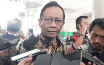 Mantan Menko Polhukam Mahfud MD saat menemui wartawan di Balairung, Universitas Gadjah Mada (UGM), Selasa (4/02/2025).(KOMPAS.COM/YUSTINUS WIJAYA KUSUMA)