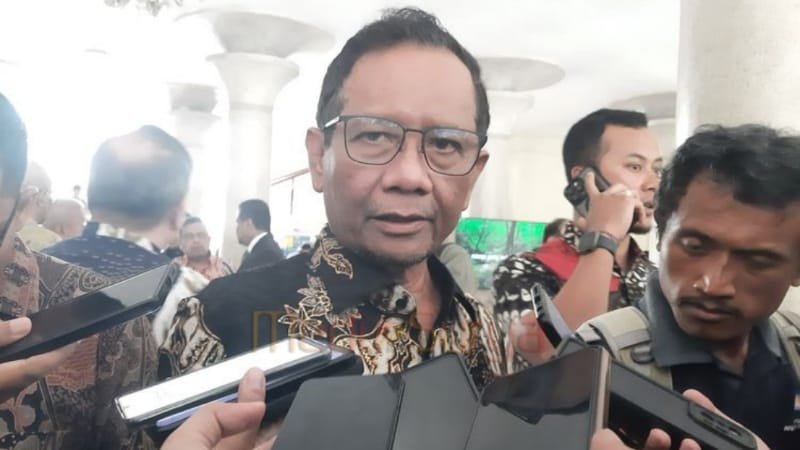 Mantan Menko Polhukam Mahfud MD saat menemui wartawan di Balairung, Universitas Gadjah Mada (UGM), Selasa (4/02/2025).(KOMPAS.COM/YUSTINUS WIJAYA KUSUMA)