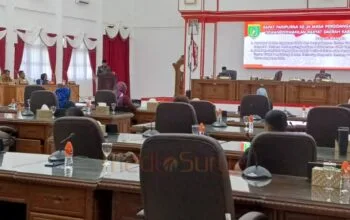 Suasana Rapat Paripurna ke-24 DPRD Barsel saat Bupati Eddy Raya Samsuri menyampaikan tanggapan atas pemandangan umum fraksi terkait Raperda Pertanggungjawaban APBD 2024, di Graha Paripurna DPRD Barsel, Senin (21/7).