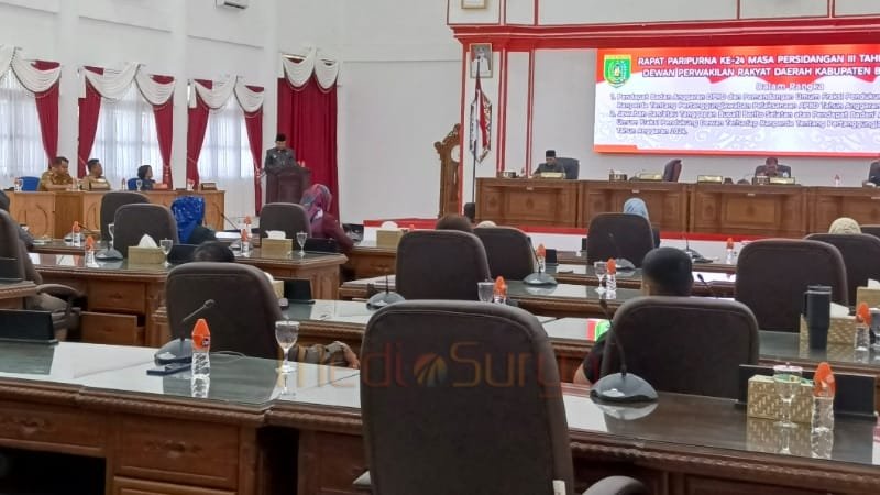 Suasana Rapat Paripurna ke-24 DPRD Barsel saat Bupati Eddy Raya Samsuri menyampaikan tanggapan atas pemandangan umum fraksi terkait Raperda Pertanggungjawaban APBD 2024, di Graha Paripurna DPRD Barsel, Senin (21/7).