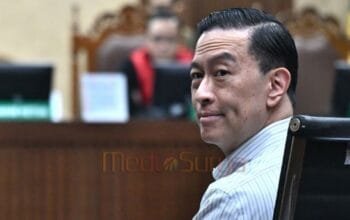 Terdakwa kasus dugaan korupsi impor gula, Thomas Trikasih Lembong atau Tom Lembong menengok ke arah pengunjung saat dimulainya sidang pembacaan vonis di Pengadilan Tipikor, Jakarta, Jumat (18/7/2025). ANTARA FOTO/Bayu Pratama S/app/bar(ANTARA FOTO / BAYU PRATAMA S)