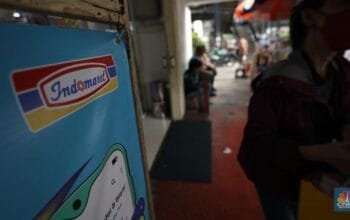 Aktivitas seorang warga menjaga kendaraan di salahsatu minimarket di kawasan Jakarta, Rabu (8/4/2024). (CNBC Indonesia/Tri Susilo)
