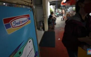 Aktivitas seorang warga menjaga kendaraan di salahsatu minimarket di kawasan Jakarta, Rabu (8/4/2024). (CNBC Indonesia/Tri Susilo)
