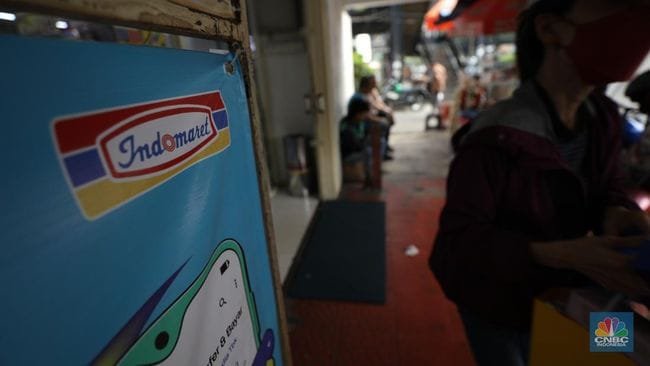 Aktivitas seorang warga menjaga kendaraan di salahsatu minimarket di kawasan Jakarta, Rabu (8/4/2024). (CNBC Indonesia/Tri Susilo)