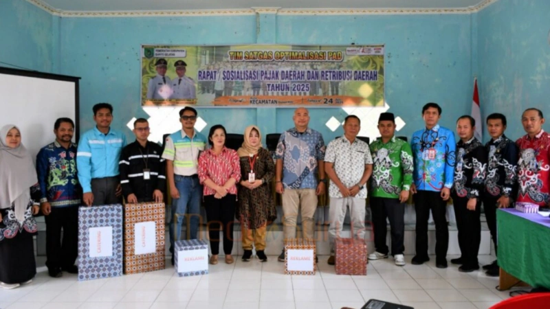 Inspektur Daerah Barsel Yuristianti Yudha bersama peserta dan perwakilan perusahaan berfoto bersama usai sosialisasi pajak daerah dan retribusi daerah tahun 2025