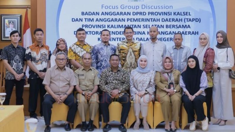 Tim Badan Anggaran DPRD Provinsi Kalimantan Selatan bersama Tim Anggaran Pemerintah Daerah dan jajaran Kementerian Dalam Negeri (Kemendagri) foto bersama usai beraudiensi di Kantor Kemendagri, Jakarta, Senin (21/7/2025). (ANTARA/HO-Humas Setwan Kalsel)