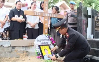 Kapolres Barsel AKBP Jecson Ricsko Hutapea meletakkan foto almarhum Aiptu Edy Andrias di makam saat upacara kedinasan di TPU Kristen Sababilah (foto: MediaSurya/Humas Polres Barsel)