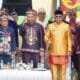 Asisten II Setda Barsel, Rahmat Nuryadin, bersama para pejabat dan tamu undangan mengenakan busana adat saat menghadiri peringatan HUT ke-60 Pemerintah dan HUT ke-68 Kota Palangka Raya, Kamis (17/7).
