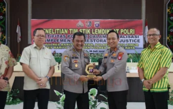 Kapolres Barito Selatan AKBP Jecson Ricsko Hutapea menyerahkan cendera mata kepada Ketua Tim STIK Lemdiklat Polri Kombes Pol Dwi Indra Maulana saat kunjungan penelitian efektivitas Polmas di wilayah DAS Barito, Jumat (25/7/2025).