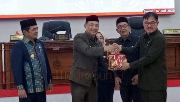 Bupati Barsel Serahkan Ranperda Pertanggungjawaban APBD 2024 dalam Paripurna ke-23